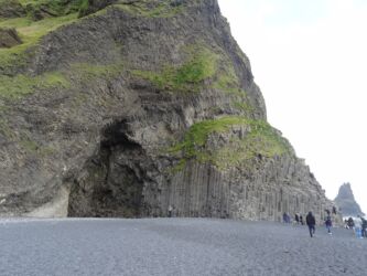 Schwarzer Strand Und Versteinerte Trolle