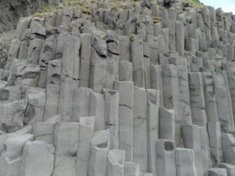 Schwarzer Strand Und Versteinerte Trolle