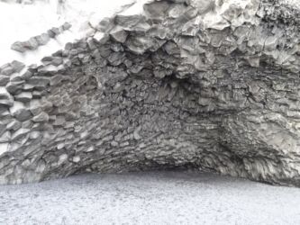 Schwarzer Strand Und Versteinerte Trolle