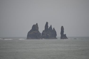 Schwarzer Strand Und Versteinerte Trolle