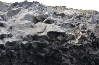 Schwarzer Strand Und Versteinerte Trolle