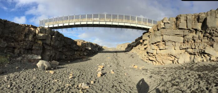 Bridge America - Europe
Miðlína