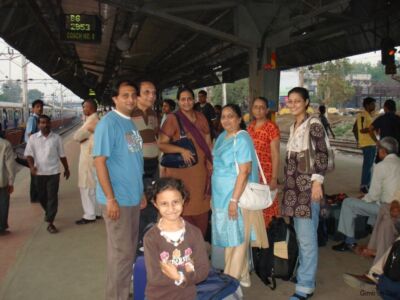 Hiren's Familie auf den Bahnhof in Mumbai Hiren's Familie auf den Bahnhof in Mumbai