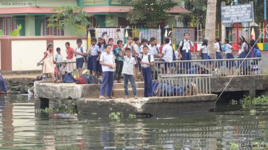 Warten auf den Schulbus Warten auf den Schulbus