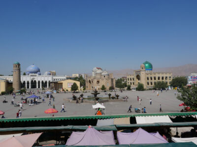 Blick auf Jom-Moschee (links) und Mausoleum