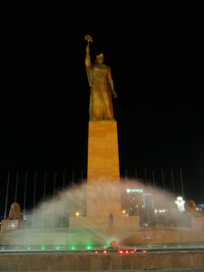 Ismoil Somoni Statue bei Nacht
