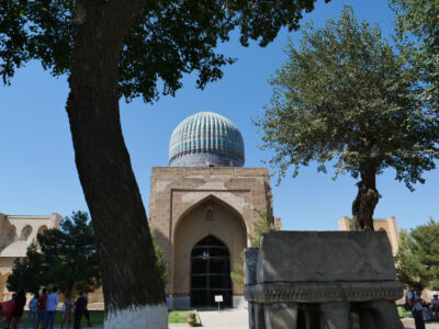 Nebenmoschee und Steinhalter für den Koran