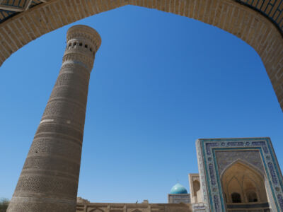 Minarett und Moschee Kalon