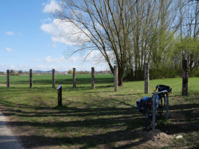 8 Stelen aus Bahnschwellen