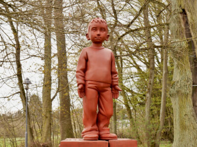 "Red Boy" von Kenny Hunter