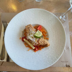 Lachs in Sesamkruste auf Belugalinsen