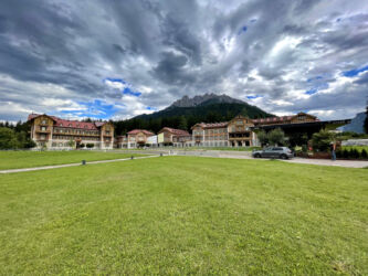 Kultur Zentrum Gustav Mahler - links das Gästehaus, rechts Thilo