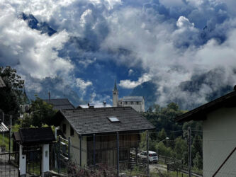 Wolkenverhangenes Valle di Cadore - Chiesa di San Martino