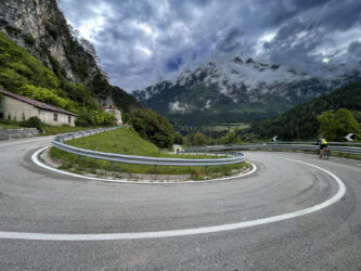 Serpentinabfahrt ins Tal der Piave