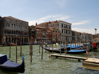 Palazzo Cavalli und Palazzo Grimani (weiß)