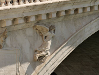 Engel stützt die Rialtobrücke