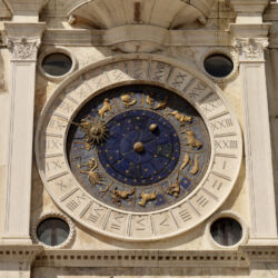 Mit mechanischem Uhrwerk