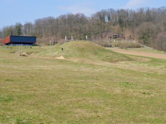 Blick auf die Keltenwelt und Grabhügel