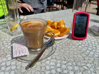 Café con leche und frische Orangen