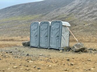 Festgebunden, damit uns die Scheiße nicht um die Ohren fliegt