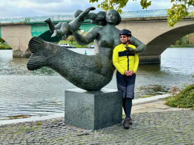 Seejungfrau mit schwimmendem Kind und Thilo