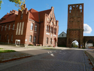 Stettiner Tor und Rathaus in Gartz
