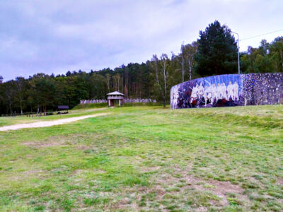 Am Fuße des Denkmals