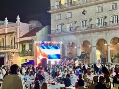 Silvesterparty vor dem Hotel