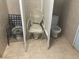 2 Toiletten sind gesperrt