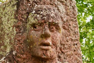 Skulptur aus Basalt-Rotlava