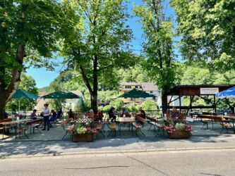 mit schattigem Biergarten
