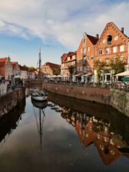 Historischer Ewer Willi in der Schwinge