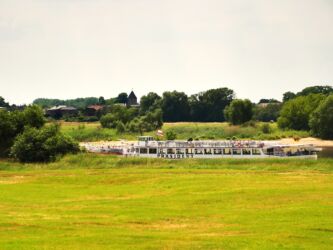 Ausflugsdampfer und Blick auf Hämerten