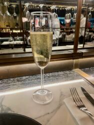 mit Champagner und...