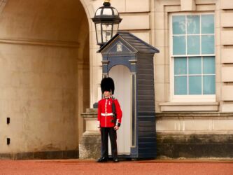 Wache vor dem Buckingham Palace