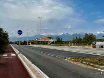 Links das Meer und rechts die Berge