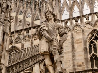 Eine der 3.400 Statuen