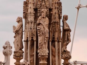 Figuren an den Fialen