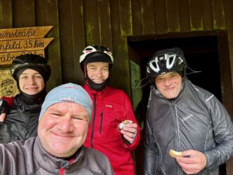 Rast in der Neuhaus-Schutzhütte