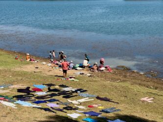 Waschtag am Lake Andraikiba