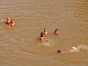 Schwimmen im Namorona Fluss