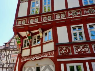 Figuren am Tabaluga Haus