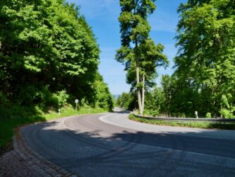 Viele Kurven im Anstieg