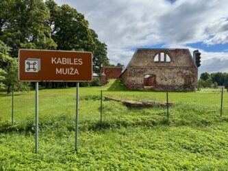 Verfallenes Gutshaus in Kabile