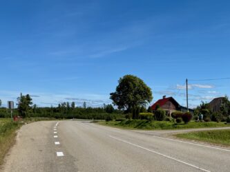 Bushaltestelle und Gehöft