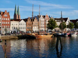 Alte Segelboote bei der Wassertreppe