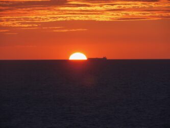 Sonnenuntergang mit Schiff