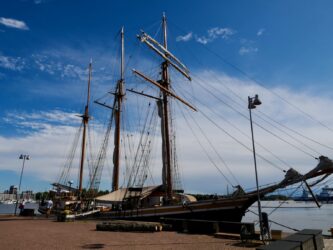 Segelschiffe am Holzfällerdock (Halkolaituri)
