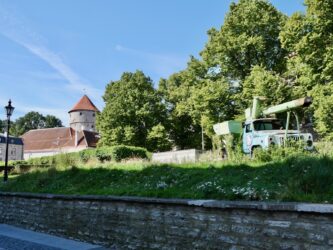 Sehr alt (Turm) und alt (GAZ-53-Lkw)