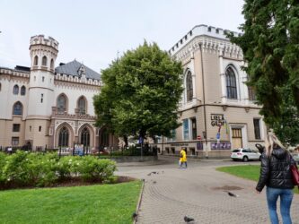 Kleines (links) und Großes (rechts) Gildenhaus